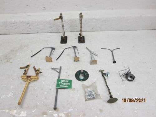 HO SCALE : RAIL SIGNAL AND EQUIPMENT SCRAP YARD