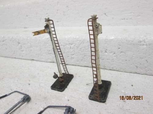 HO SCALE : RAIL SIGNAL AND EQUIPMENT SCRAP YARD