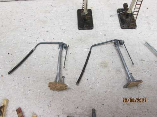 HO SCALE : RAIL SIGNAL AND EQUIPMENT SCRAP YARD