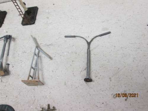 HO SCALE : RAIL SIGNAL AND EQUIPMENT SCRAP YARD