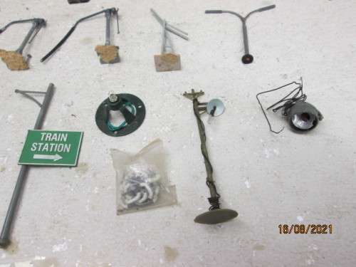 HO SCALE : RAIL SIGNAL AND EQUIPMENT SCRAP YARD