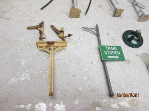 HO SCALE : RAIL SIGNAL AND EQUIPMENT SCRAP YARD