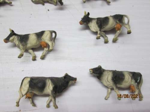 HO SCALE : COWS - X10