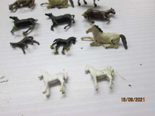HO SCALE : VARIOUS HORSES - X11
