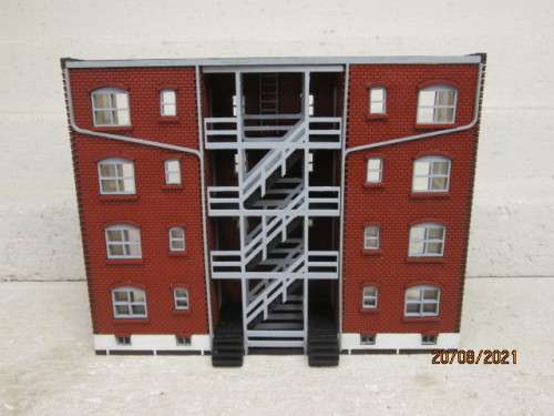 HO SCALE  - BACKDROP 4-STORY APARTMENT BUILDING