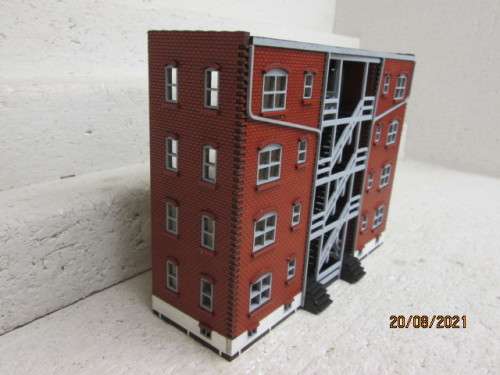 HO SCALE  - BACKDROP 4-STORY APARTMENT BUILDING