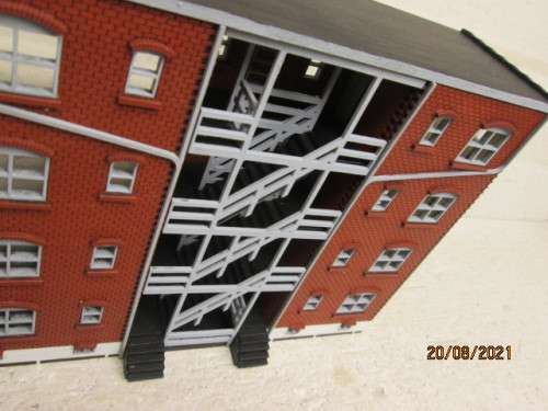 HO SCALE  - BACKDROP 4-STORY APARTMENT BUILDING