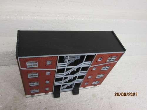 HO SCALE  - BACKDROP 4-STORY APARTMENT BUILDING
