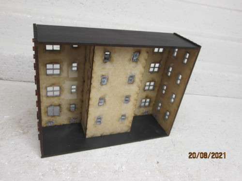 HO SCALE  - BACKDROP 4-STORY APARTMENT BUILDING