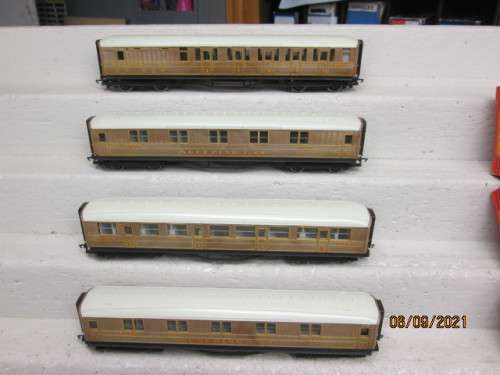 OO SCALE : HORNBY : LNER COACHES - X4 - BOXED