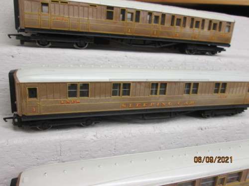 OO SCALE : HORNBY : LNER COACHES - X4 - BOXED