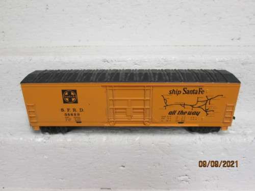 HO SCALE :  50 FOOT SANTE FE -  BOX CAR