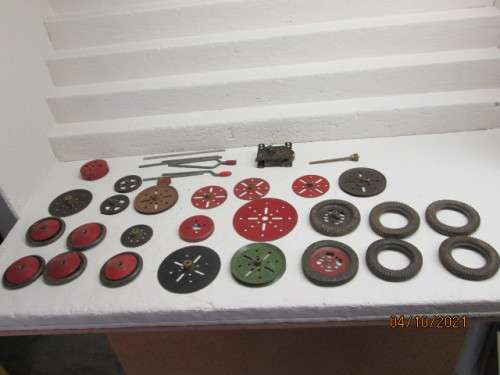MECCANO :BITS AND PIECES