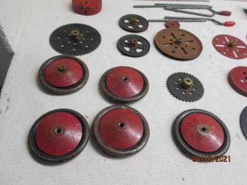 MECCANO :BITS AND PIECES