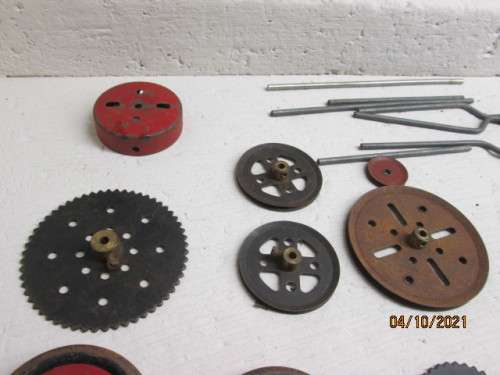 MECCANO :BITS AND PIECES
