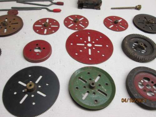 MECCANO :BITS AND PIECES
