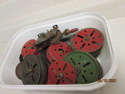 MECCANO :BITS AND PIECES
