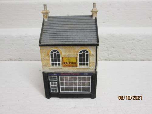 OO SCALE : HORNBY : DOUBLE STORY BUILDING- HOLMES CYCLES - (THICK RESIN TYPE)