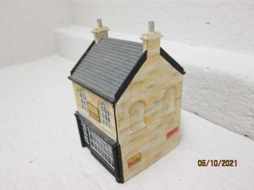 OO SCALE : HORNBY : DOUBLE STORY BUILDING- HOLMES CYCLES - (THICK RESIN TYPE)