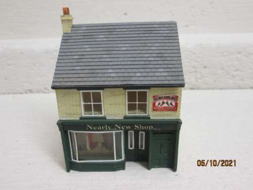 OO SCALE : HORNBY : DOUBLE STORY BUILDING- NEARLY NEW SHOP - (THICK RESIN TYPE)