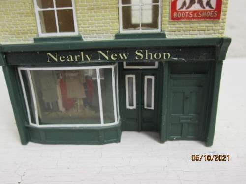 OO SCALE : HORNBY : DOUBLE STORY BUILDING- NEARLY NEW SHOP - (THICK RESIN TYPE)