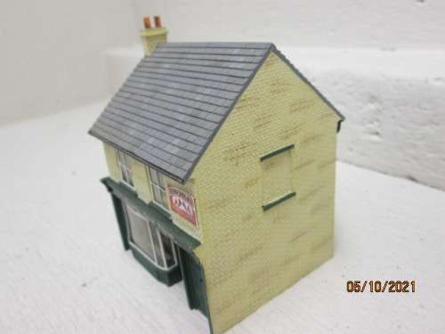 OO SCALE : HORNBY : DOUBLE STORY BUILDING- NEARLY NEW SHOP - (THICK RESIN TYPE)