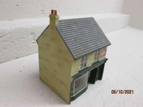 OO SCALE : HORNBY : DOUBLE STORY BUILDING- NEARLY NEW SHOP - (THICK RESIN TYPE)