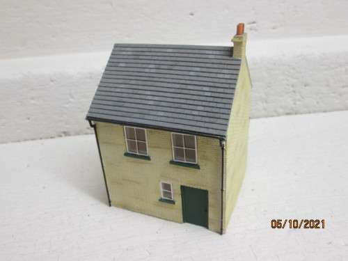 OO SCALE : HORNBY : DOUBLE STORY BUILDING- NEARLY NEW SHOP - (THICK RESIN TYPE)