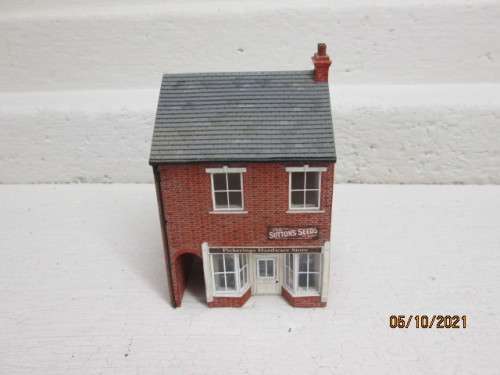 OO SCALE : HORNBY : DOUBLE STORY PICKERINGS HARDWARE STORE - (THICK RESIN TYPE)