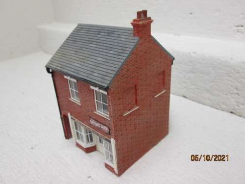 OO SCALE : HORNBY : DOUBLE STORY PICKERINGS HARDWARE STORE - (THICK RESIN TYPE)