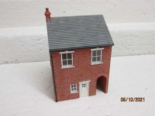 OO SCALE : HORNBY : DOUBLE STORY PICKERINGS HARDWARE STORE - (THICK RESIN TYPE)