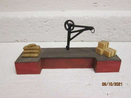 OO SCALE : HORNBY : STATION PLAFORM WITH OLD STYLE CRANE - (THICK RESIN TYPE)