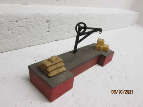 OO SCALE : HORNBY : STATION PLAFORM WITH OLD STYLE CRANE - (THICK RESIN TYPE)