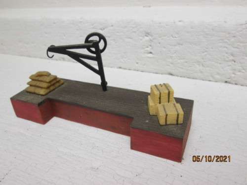 OO SCALE : HORNBY : STATION PLAFORM WITH OLD STYLE CRANE - (THICK RESIN TYPE)