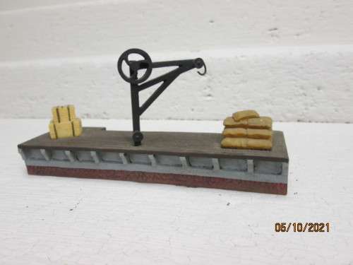 OO SCALE : HORNBY : STATION PLAFORM WITH OLD STYLE CRANE - (THICK RESIN TYPE)