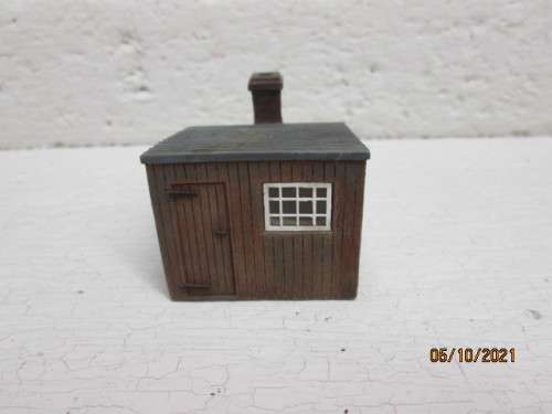OO SCALE : HORNBY : SMALL RAILWAY YARD SHED - (THICK RESIN TYPE)