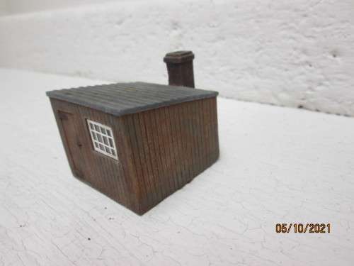 OO SCALE : HORNBY : SMALL RAILWAY YARD SHED - (THICK RESIN TYPE)
