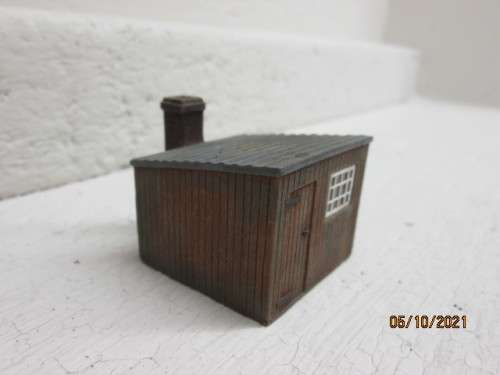 OO SCALE : HORNBY : SMALL RAILWAY YARD SHED - (THICK RESIN TYPE)