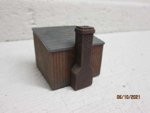 OO SCALE : HORNBY : SMALL RAILWAY YARD SHED - (THICK RESIN TYPE)