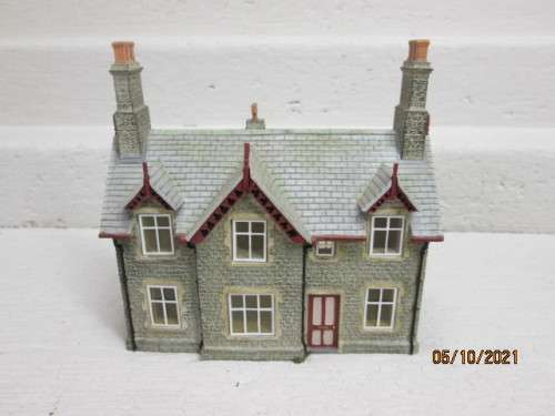 OO SCALE : BACHMANN : DOUBLE STORY BUILDING - (THICK RESIN TYPE)