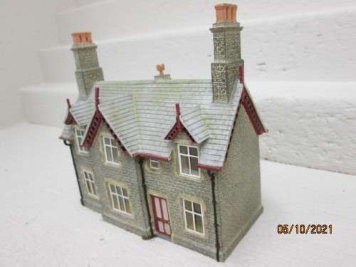 OO SCALE : BACHMANN : DOUBLE STORY BUILDING - (THICK RESIN TYPE)