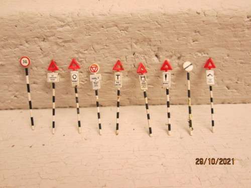 HO SCALE : RAILROAD SIGNS - X9