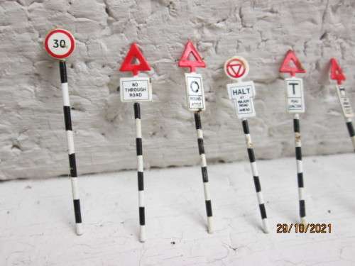 HO SCALE : RAILROAD SIGNS - X9