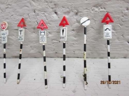 HO SCALE : RAILROAD SIGNS - X9