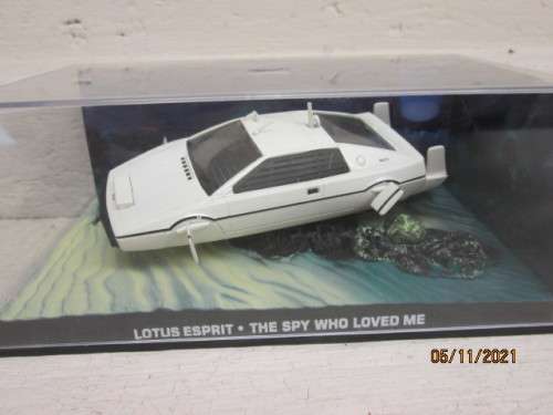 THE JAMES BOND CAR COLLECTION : MODEL + MAGAZINE -  NO.3 - LOTUS ESPRIT - THE SPY WHO LOVED ME