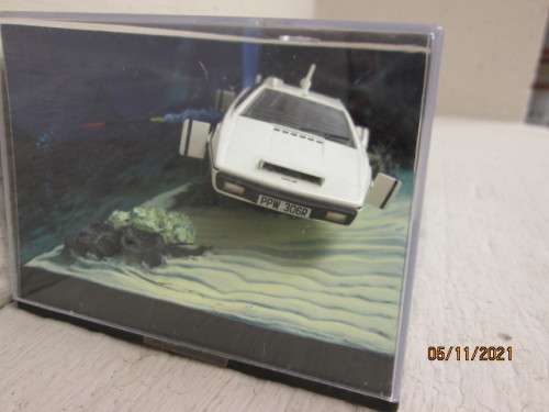THE JAMES BOND CAR COLLECTION : MODEL + MAGAZINE -  NO.3 - LOTUS ESPRIT - THE SPY WHO LOVED ME