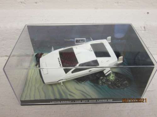 THE JAMES BOND CAR COLLECTION : MODEL + MAGAZINE -  NO.3 - LOTUS ESPRIT - THE SPY WHO LOVED ME