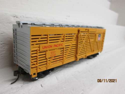 HO SCALE : BACHMANN : 40 FT STOCK CAR - UNION PACIFIC - BOXED