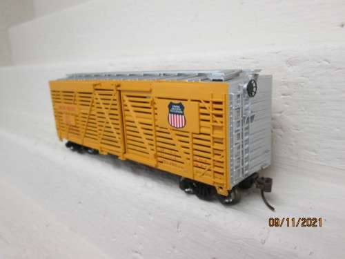 HO SCALE : BACHMANN : 40 FT STOCK CAR - UNION PACIFIC - BOXED