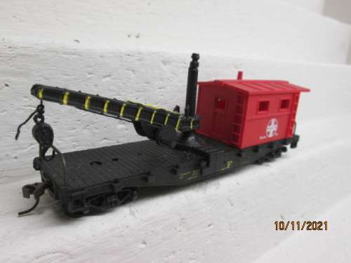 HO SCALE : MODEL POWER : SANTE FE- 40FOOT WORK CABOOSE WITH CRANE - BOXED